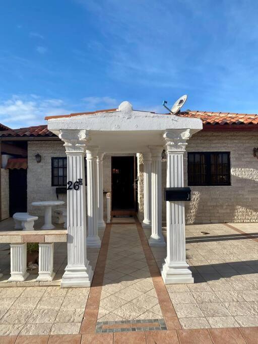 3-Bedroom Villa With A Jacuzzi Noord Εξωτερικό φωτογραφία